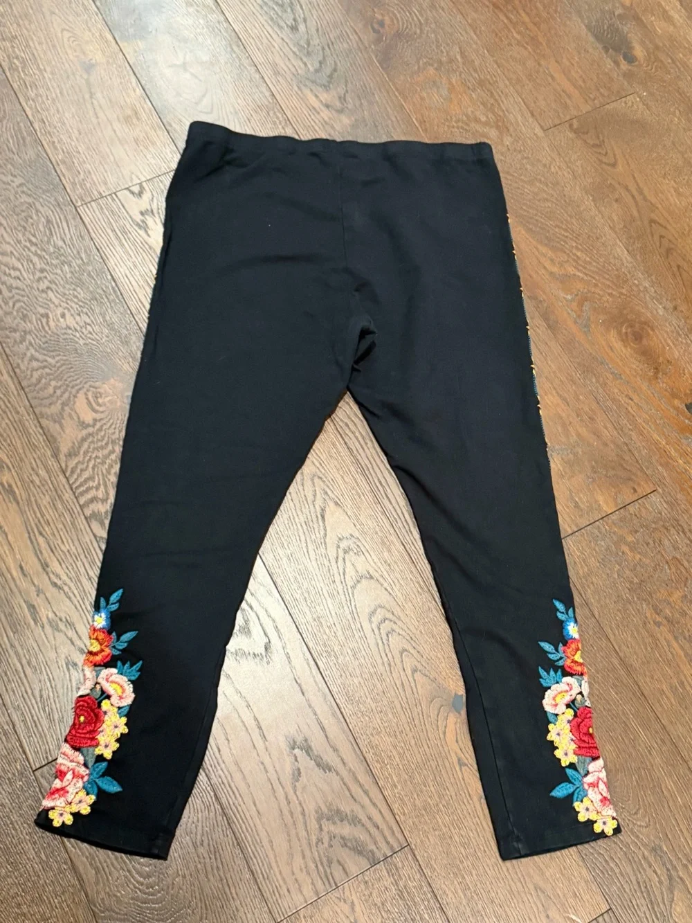 Women’s black Johnny was floral embroidered flowers leggings large